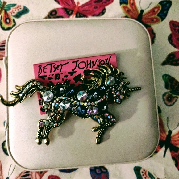 🌈 NWT Magical Betsey Johnson Unicorn Pin 🌈 - Picture 3 of 3